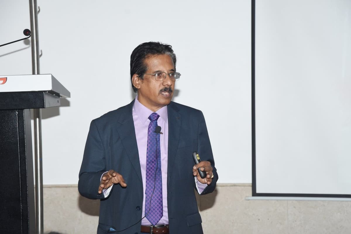Dr. Sundararaman Chintamani delivering keynote with clicker at NIPM Business Storytelling session