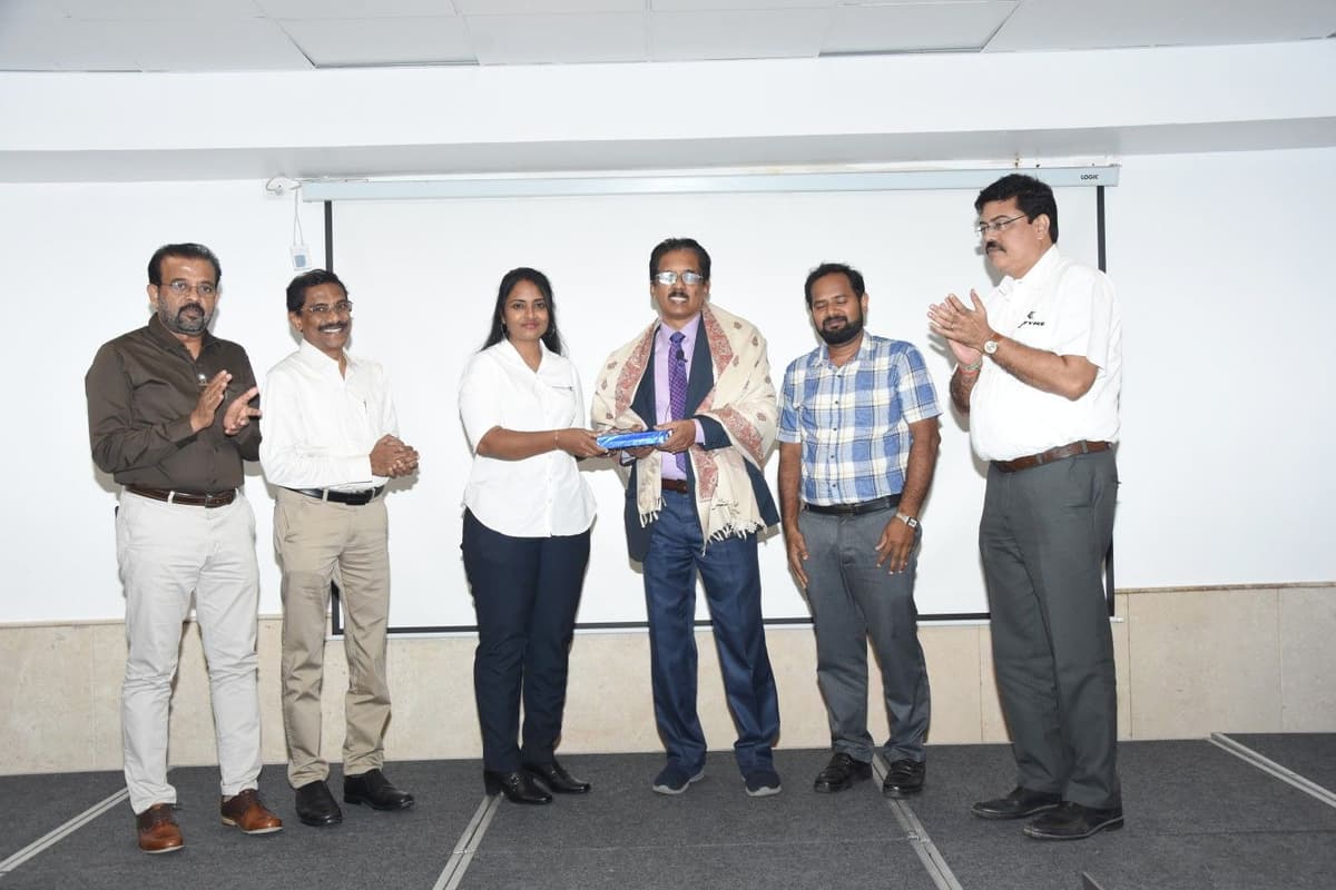 Dr. Sundararaman Chintamani receiving memento from NIPM Madras Chapter after Business Storytelling session