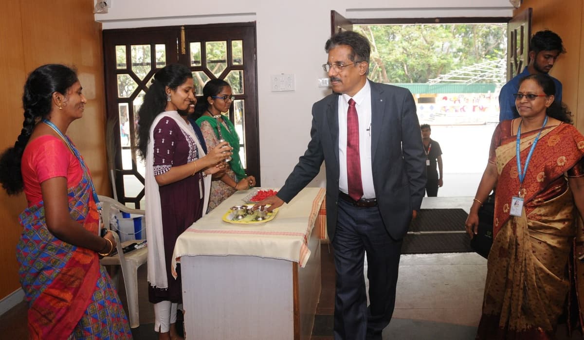Dr. Sundararaman Chintamani welcomed by students at Easwari Engineering College campus