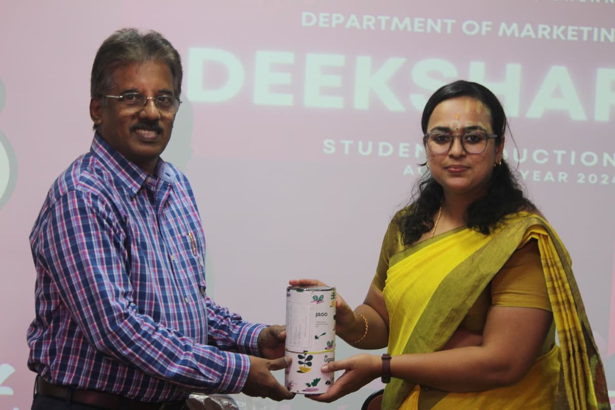Dr. Sundararaman receiving memento at Deeksharambh induction program DG Vaishnav College