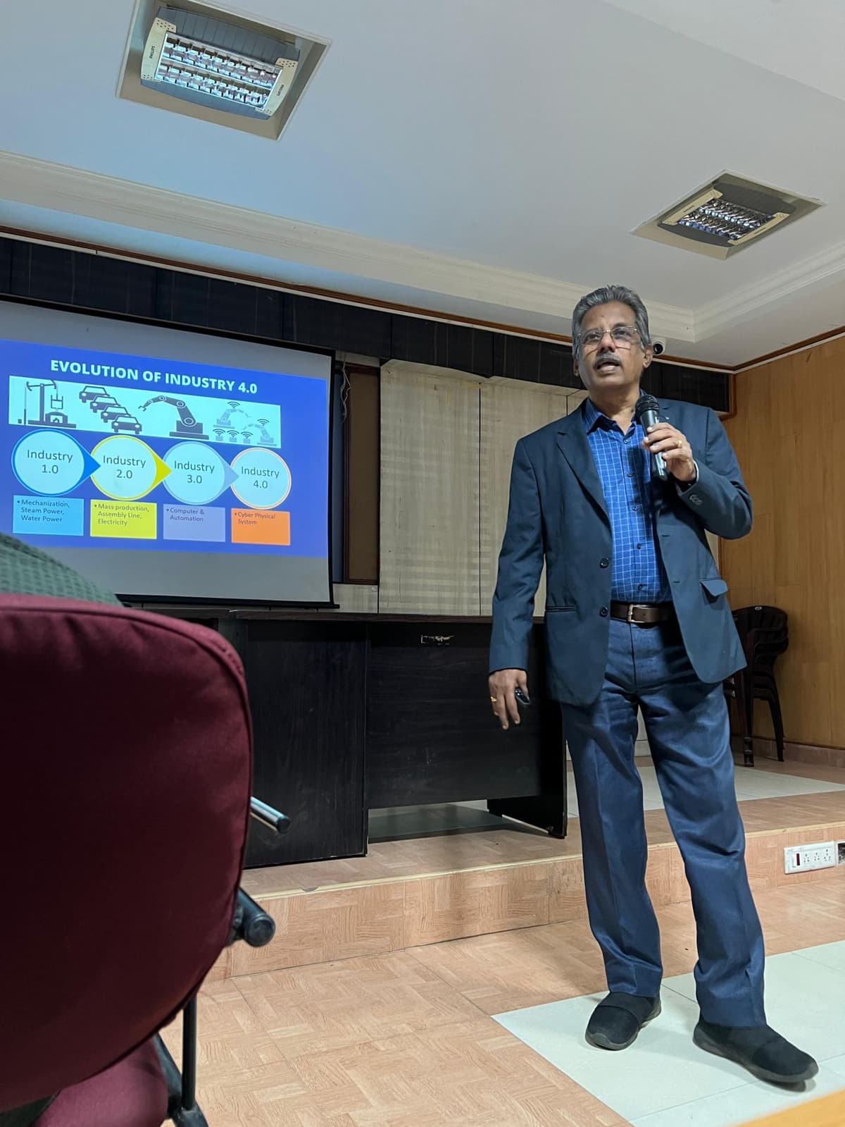 Dr. Sundararaman presenting Evolution of Industry 4.0 to Petroleum Engineering students at Anna University