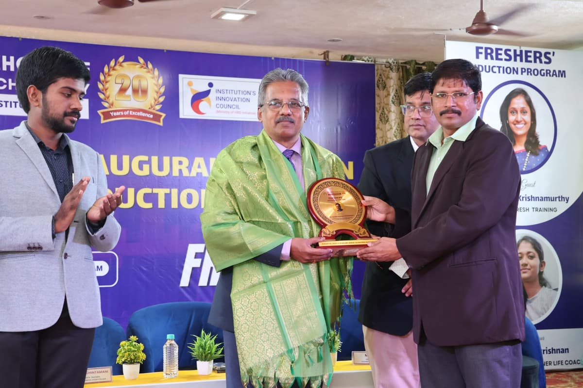 Dr. Sundararaman receiving memento at Gojan School Freshers Inaugural