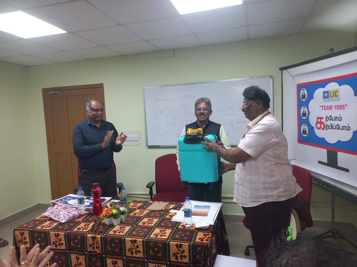 Dr. Sundararaman receiving memento at LIC Kodambakkam event