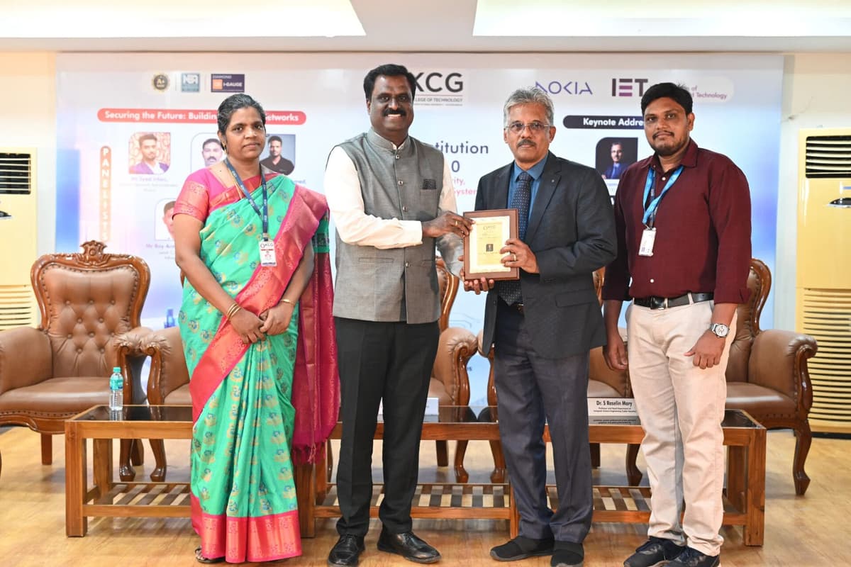 Receiving memento at KCG Cybersecurity Summit