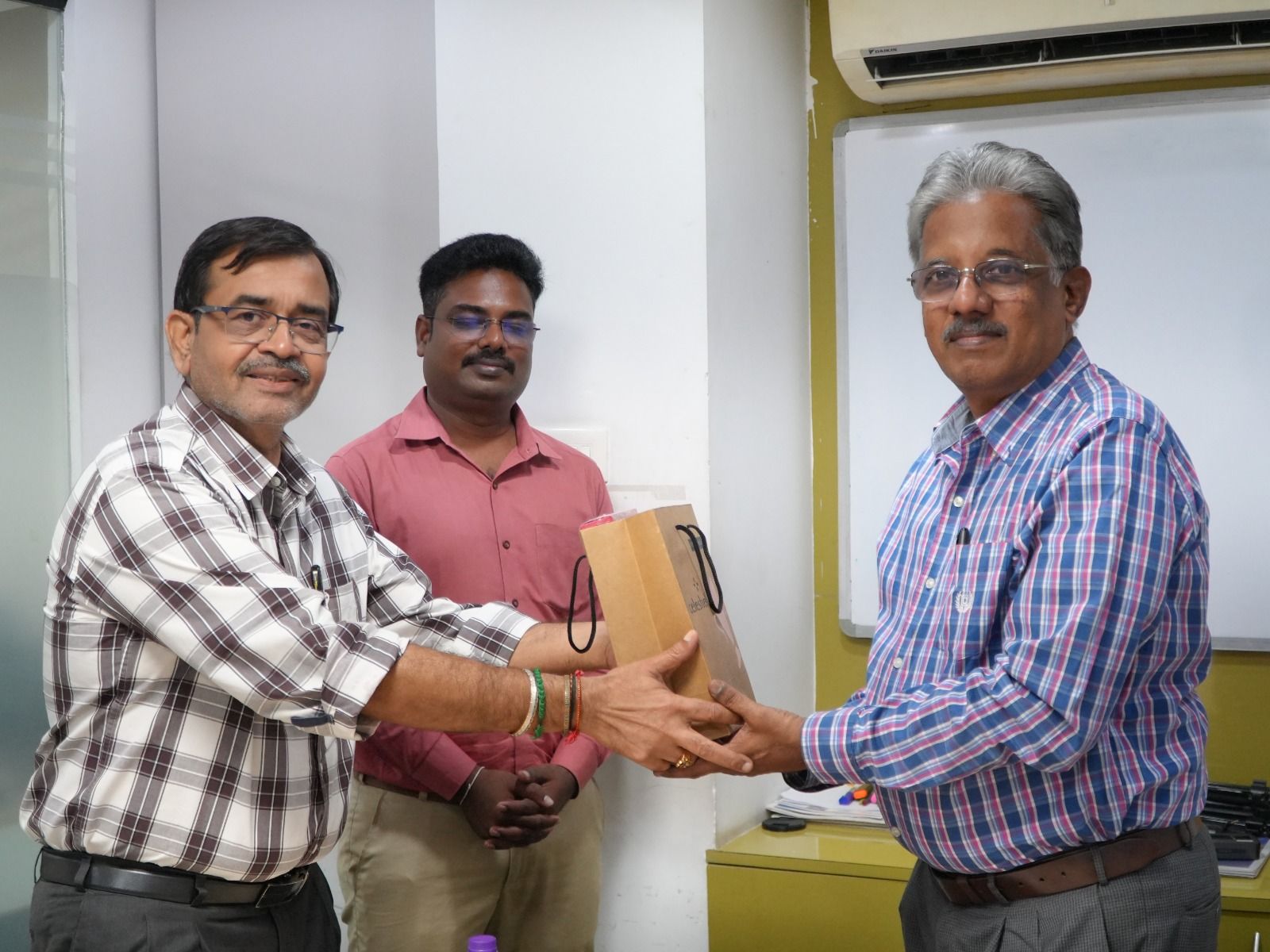 Dr. Sundararaman receiving Token of Appreciation from Mr. A.M.Sundar, Director, Arun Excello Group