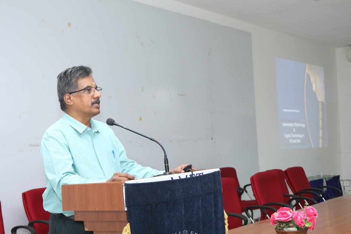 Dr. Sundararaman presenting on Digital Technologies in Oil and Gas at AMET University