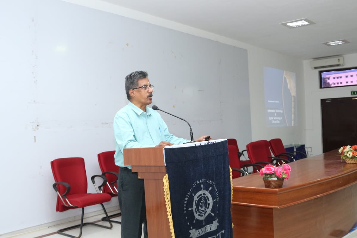 Dr. Sundararaman delivering guest lecture at AMET University podium