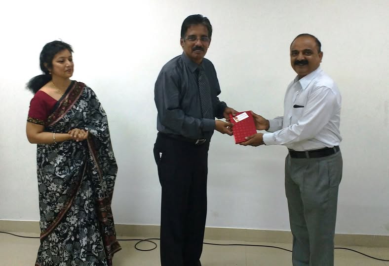 Dr. Sundararaman receiving memento after MMA Speechcraft program completion