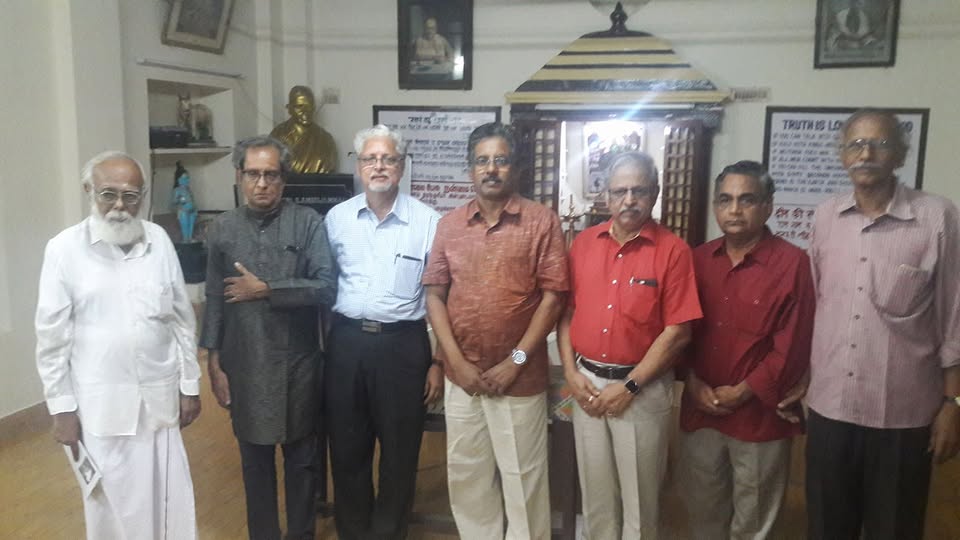 Group photo of participants at Ninaivil Ninra Sirukathaigal Tamil literary event at Srinivasa Gandhi Nilayam