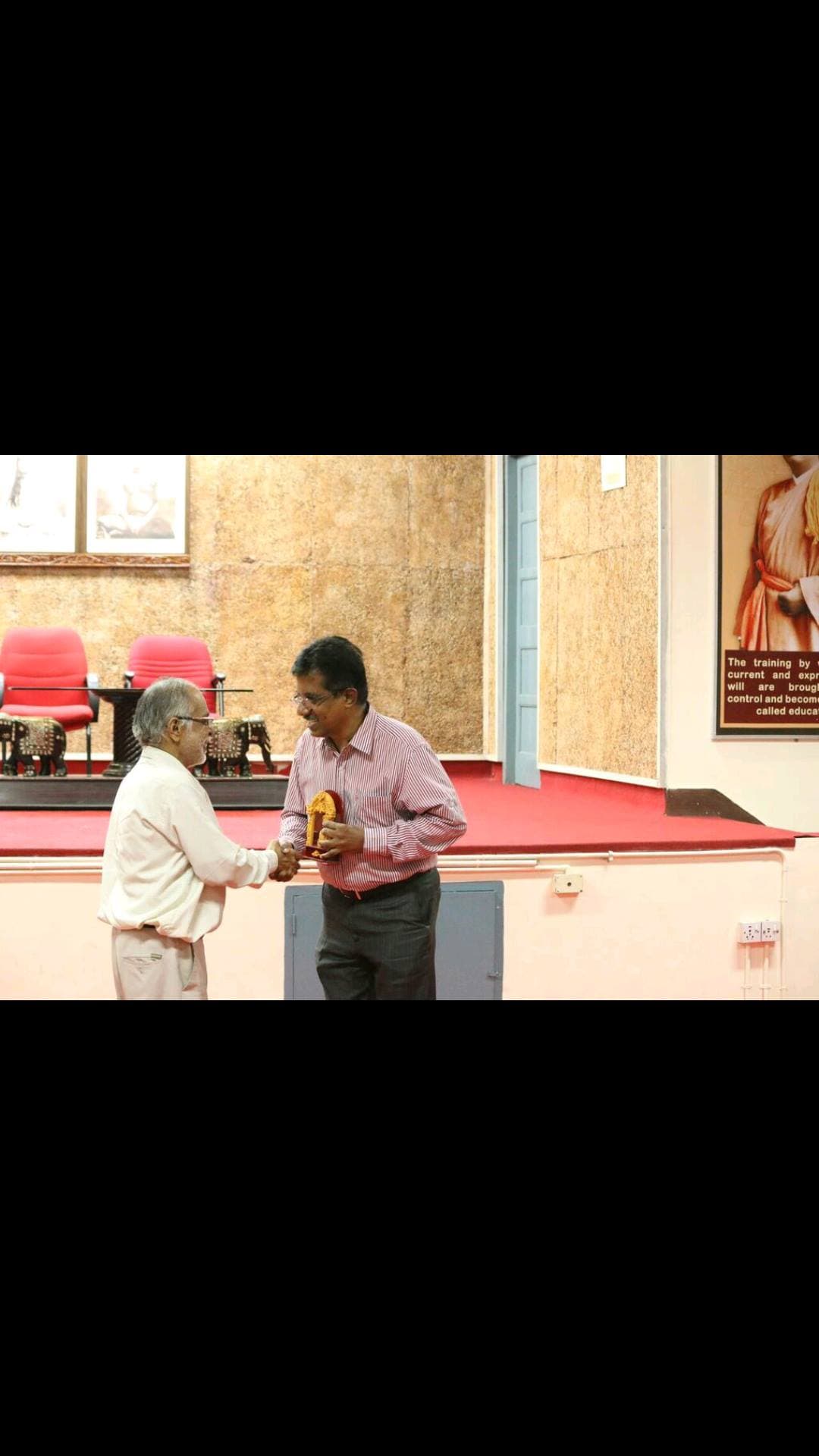 Dr. Sundararaman receiving memento at Bourgeon event Sri Ramakrishna Mission Vivekananda College