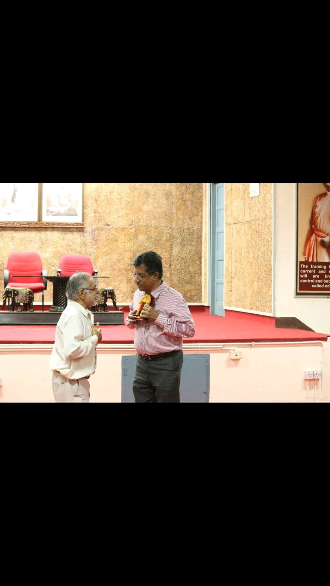 Dr. Sundararaman with memento at Bourgeon event Vivekananda College