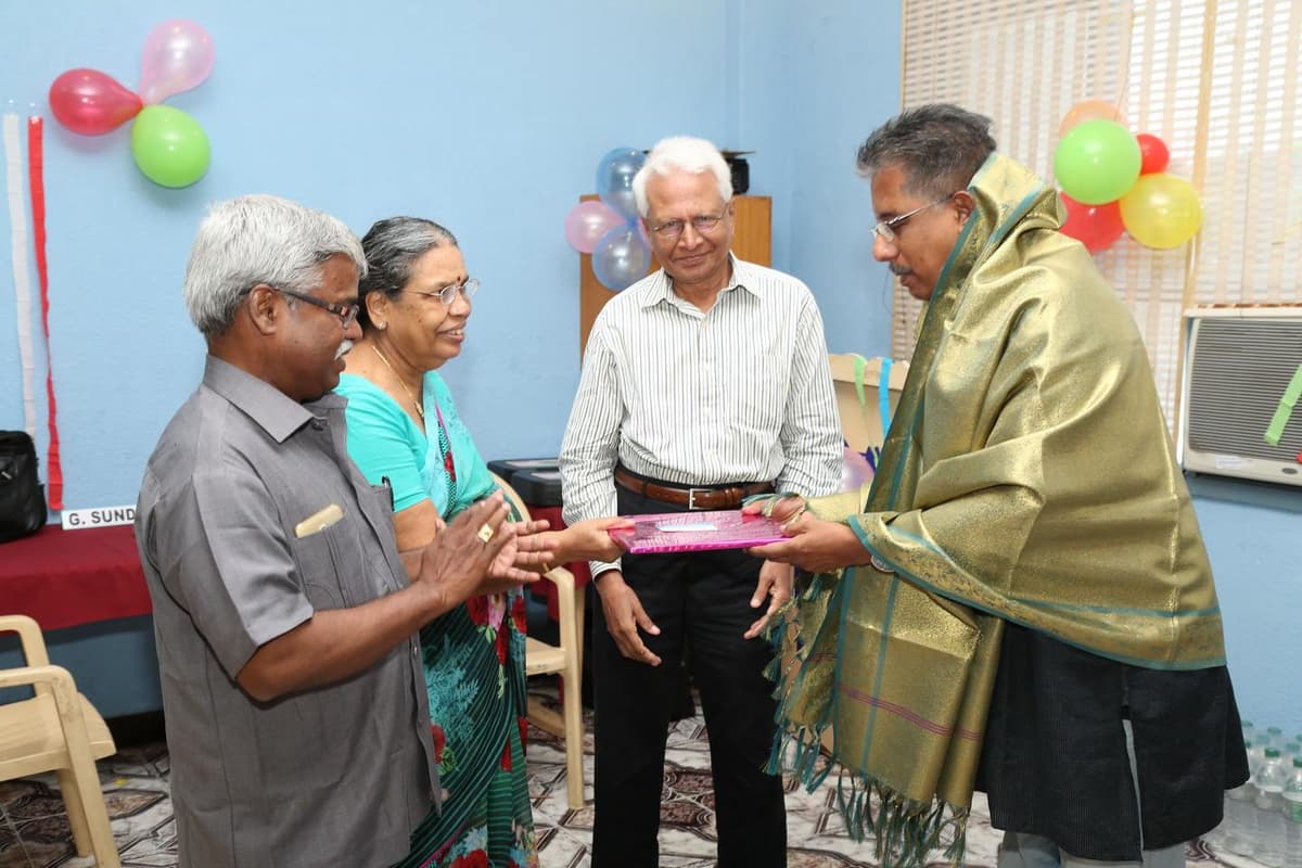 Dr. Sundararaman receiving memento at Selvi Kandaraj Trust event