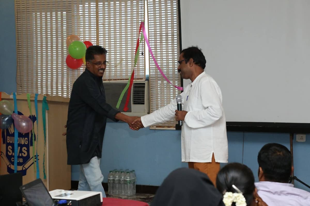 Dr. Sundararaman handshake with organizer at SVS Club event
