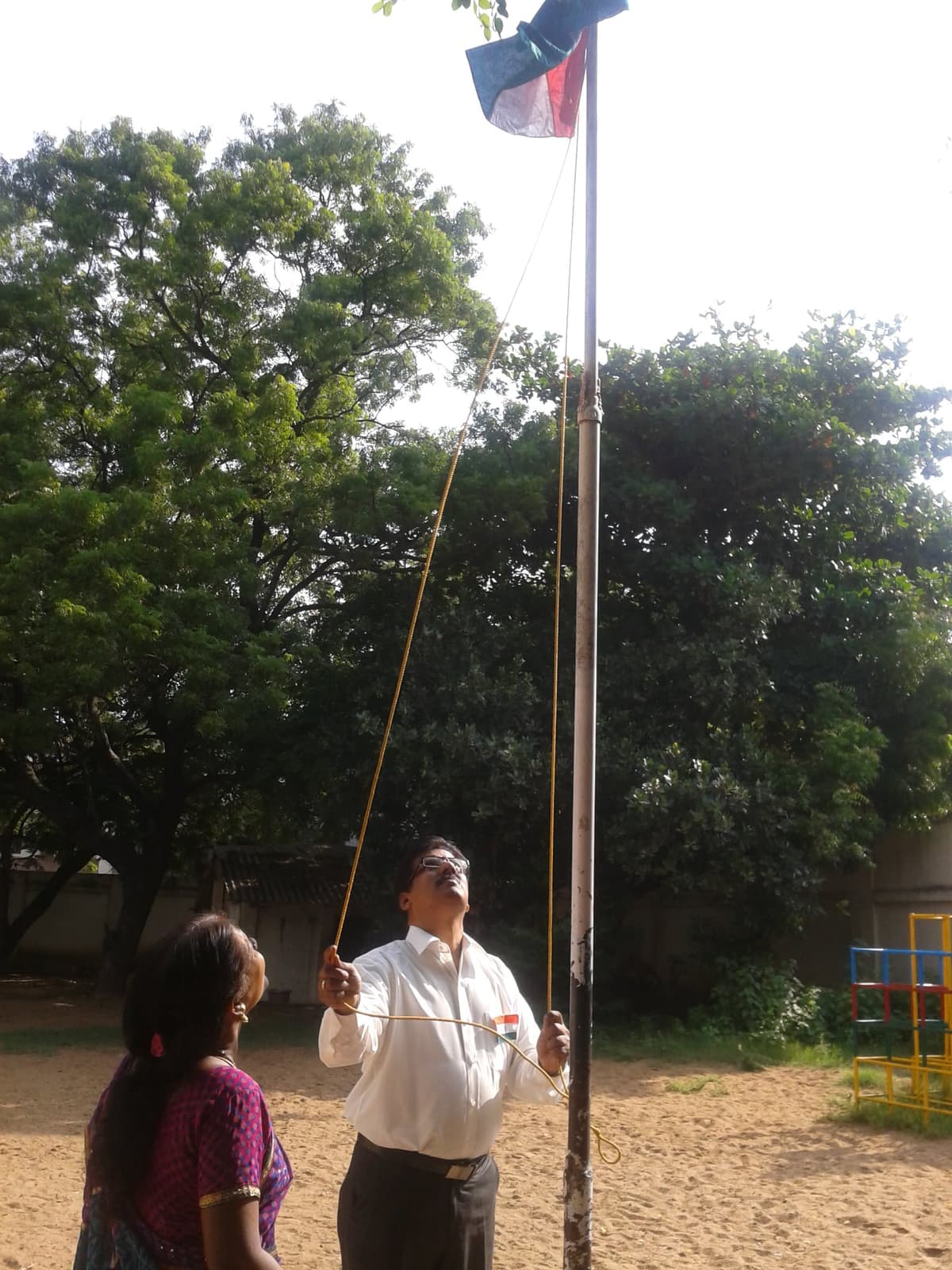 Dr. Sundararaman hoisting the Indian national flag at Kumararajah Muthiah School