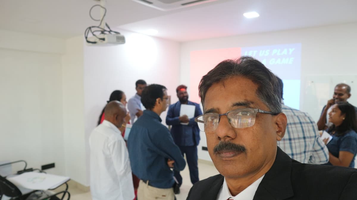 Dr. Sundararaman selfie with participants during interactive session at MMA