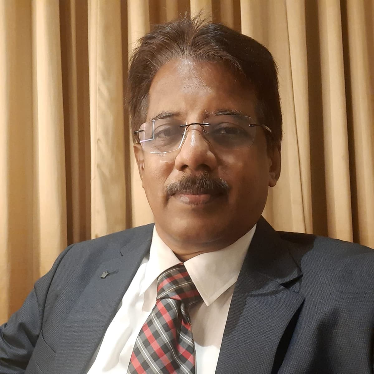 Dr. Sundararaman presenting Design Thinking at YES Tanjore