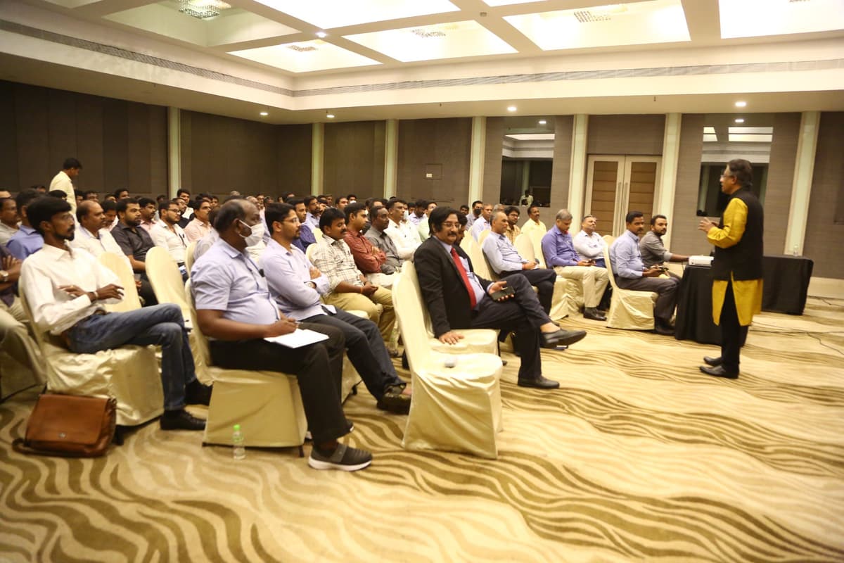 Young entrepreneurs participating in Design Thinking