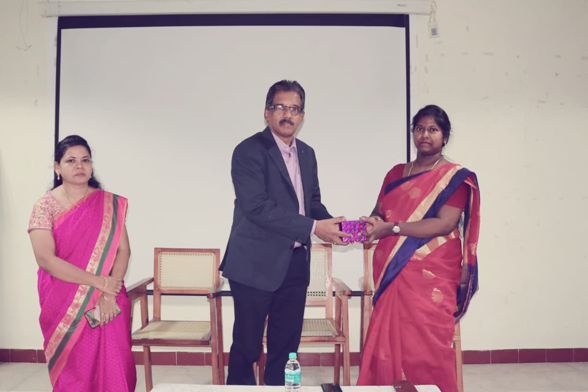 Dr. Sundararaman as Quiz Master at BusiConz festival, Alagappa University