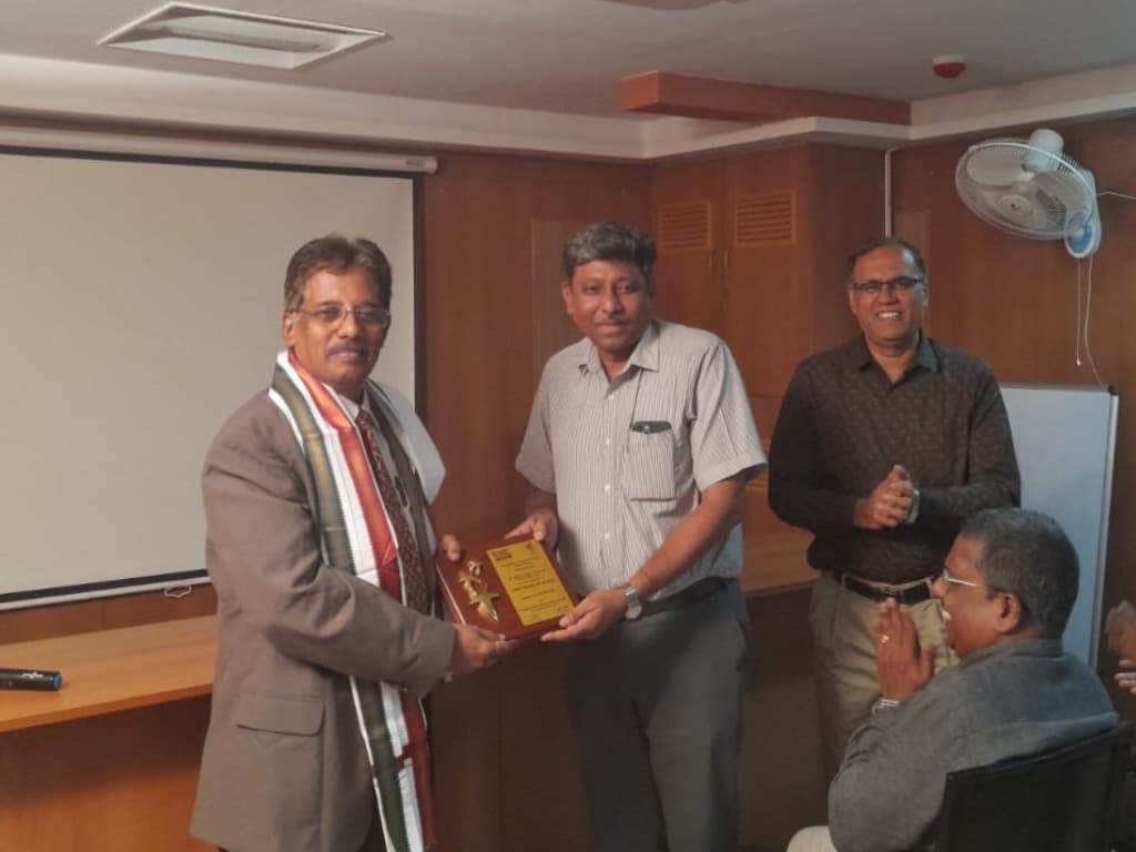 Dr. Sundararaman receiving memento plaque at IIF Chennai and MMA event