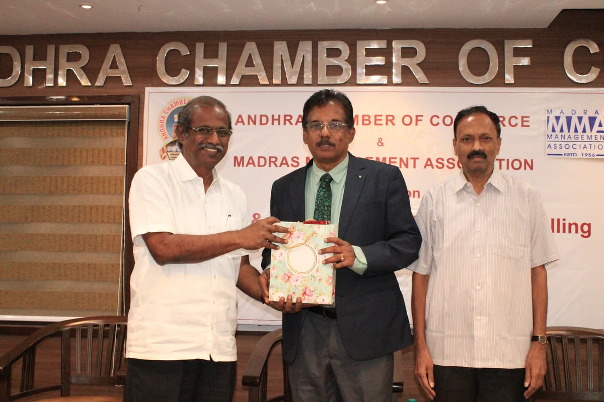 Dr. Sundararaman receiving memento at MMA and Andhra Chamber of Commerce event