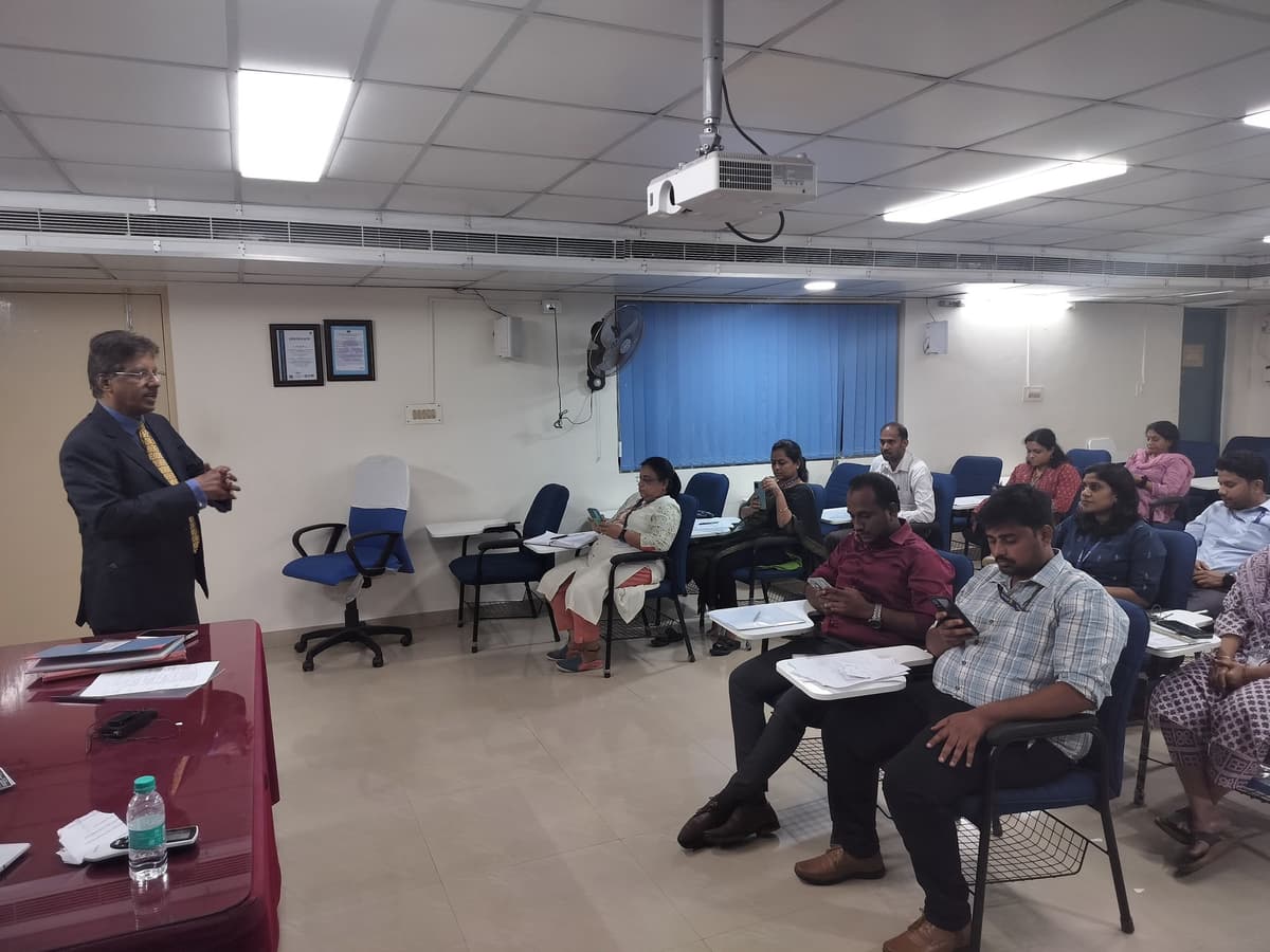 Dr. Sundararaman engaging with branch managers during Business Storytelling session at Indian Bank IMAGE