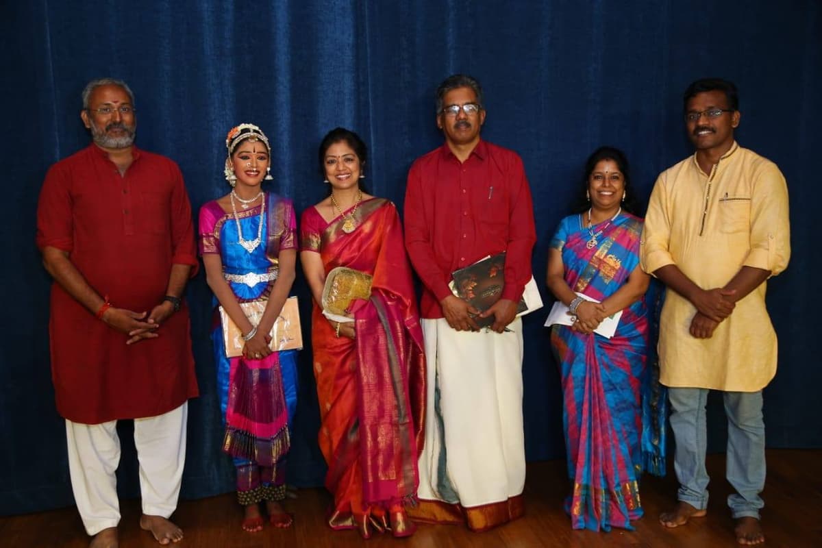 Group photo with Bharatanatyam dancer in traditional costume, Dr. Sundararaman and family at R.R. Sabha