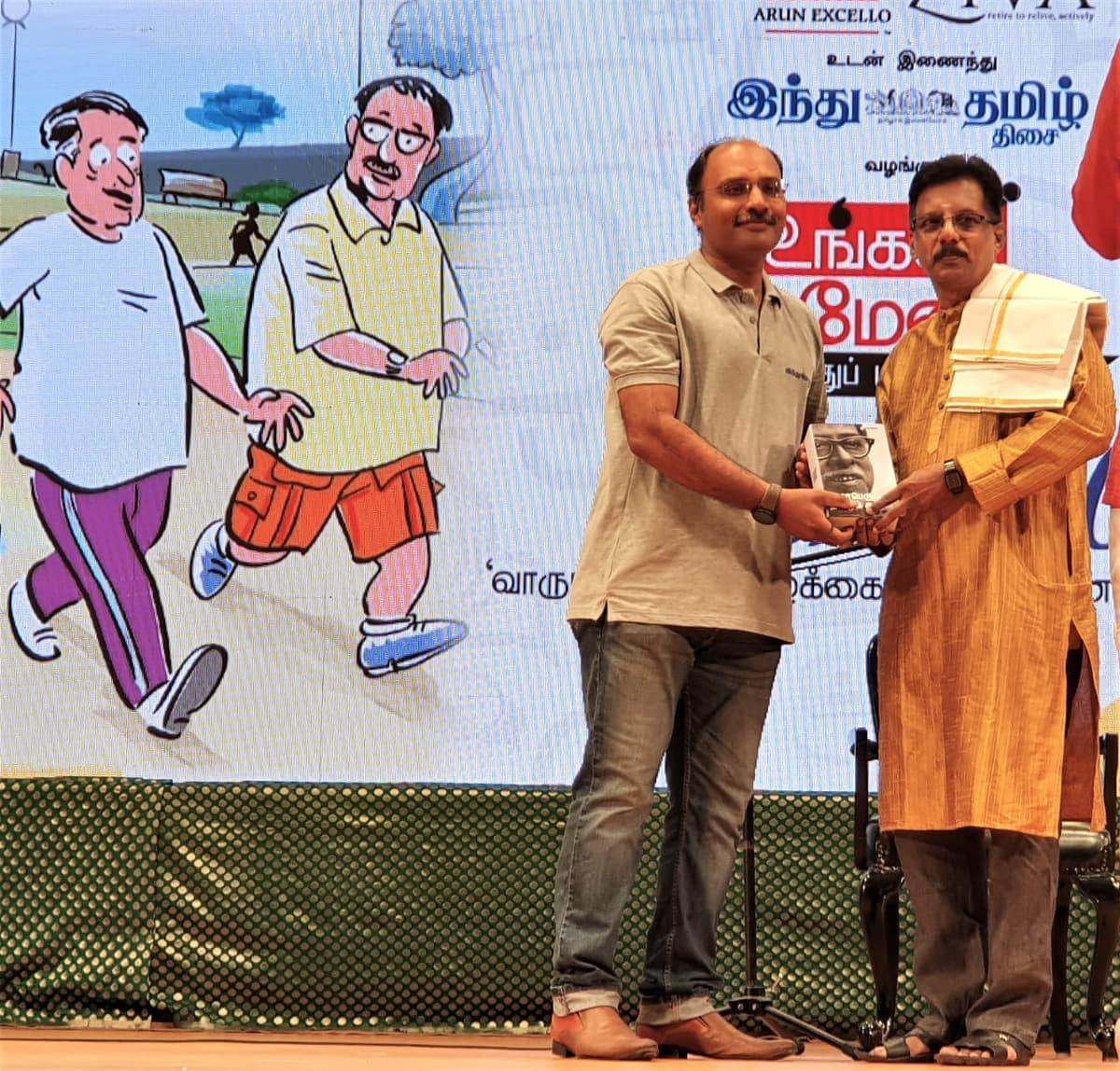 Dr. Sundararaman receiving memento on stage at Ungal Medai event with Arun Excello and Hindu Tamil Thisai backdrop