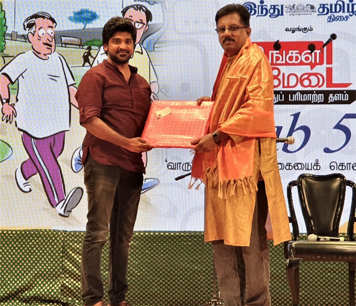 Presenting gift on stage at Ungal Medai event by Arun Excello ZIVA and Hindu Tamil Thisai