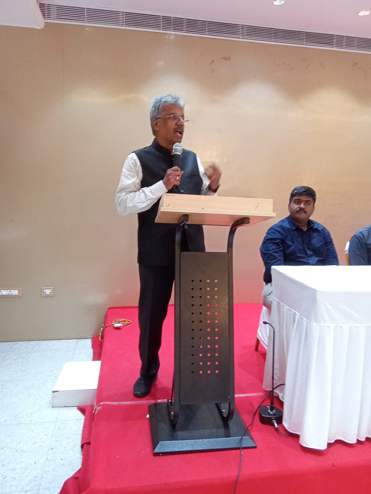 Dr. Sundararaman Chintamani speaking in Tamil at the Madras Paper Merchants Association Special Members Meeting, Chennai