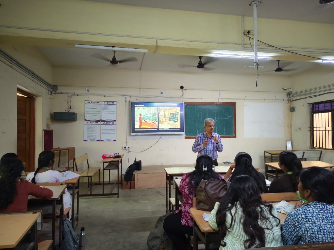 Dr. Sundararaman Chintamani presenting AI and machine learning use cases during the Industry 4.0 session at Rajalakshmi Engineering College