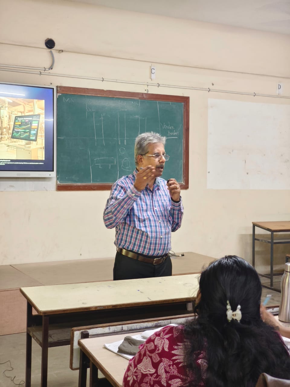 Dr. Sundararaman Chintamani explaining a vortex breaker at the blackboard during the Industry 4.0 session